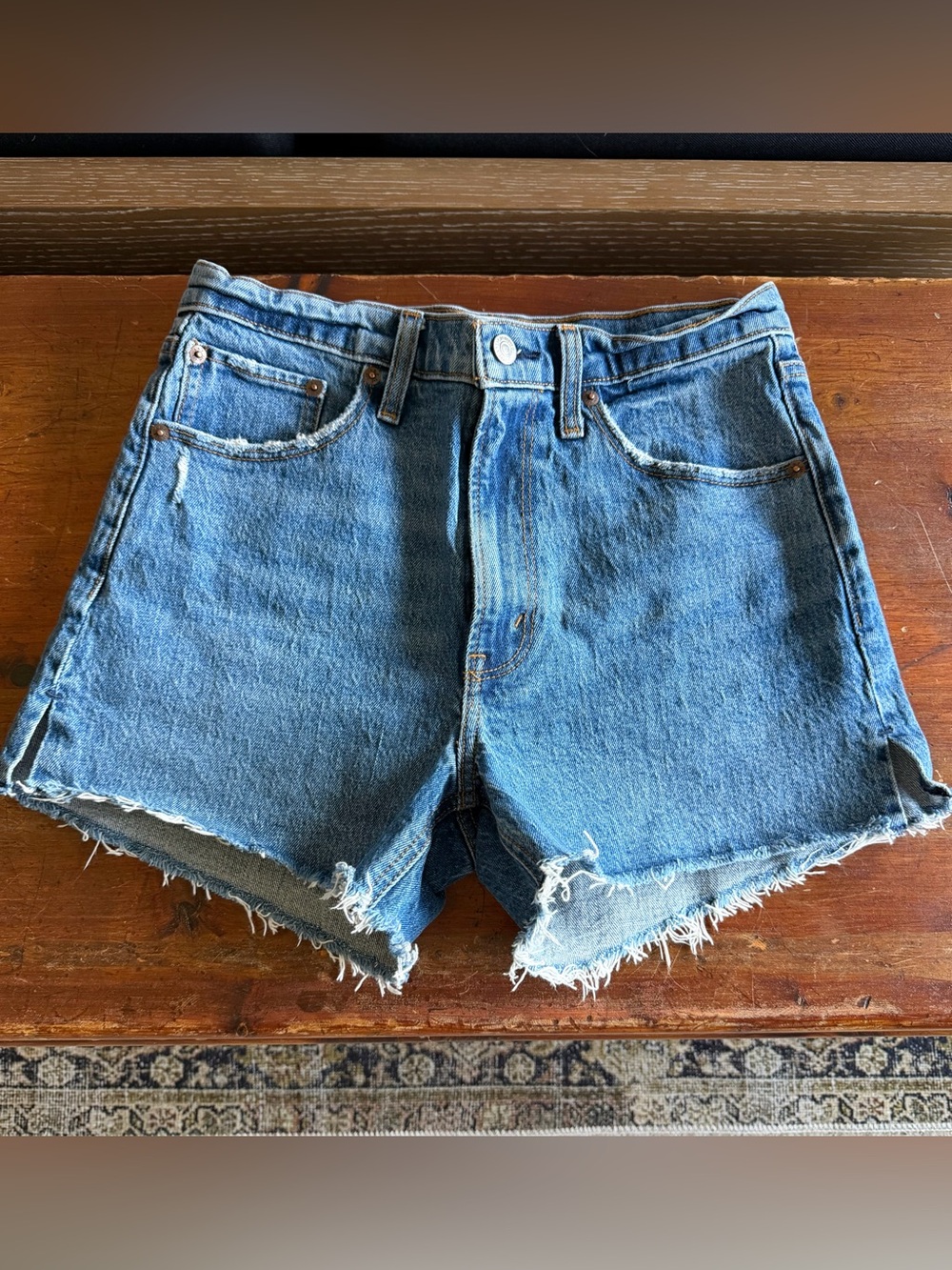 Abercrombie & Fitch The 4" Mom Short
High Rise 27/4